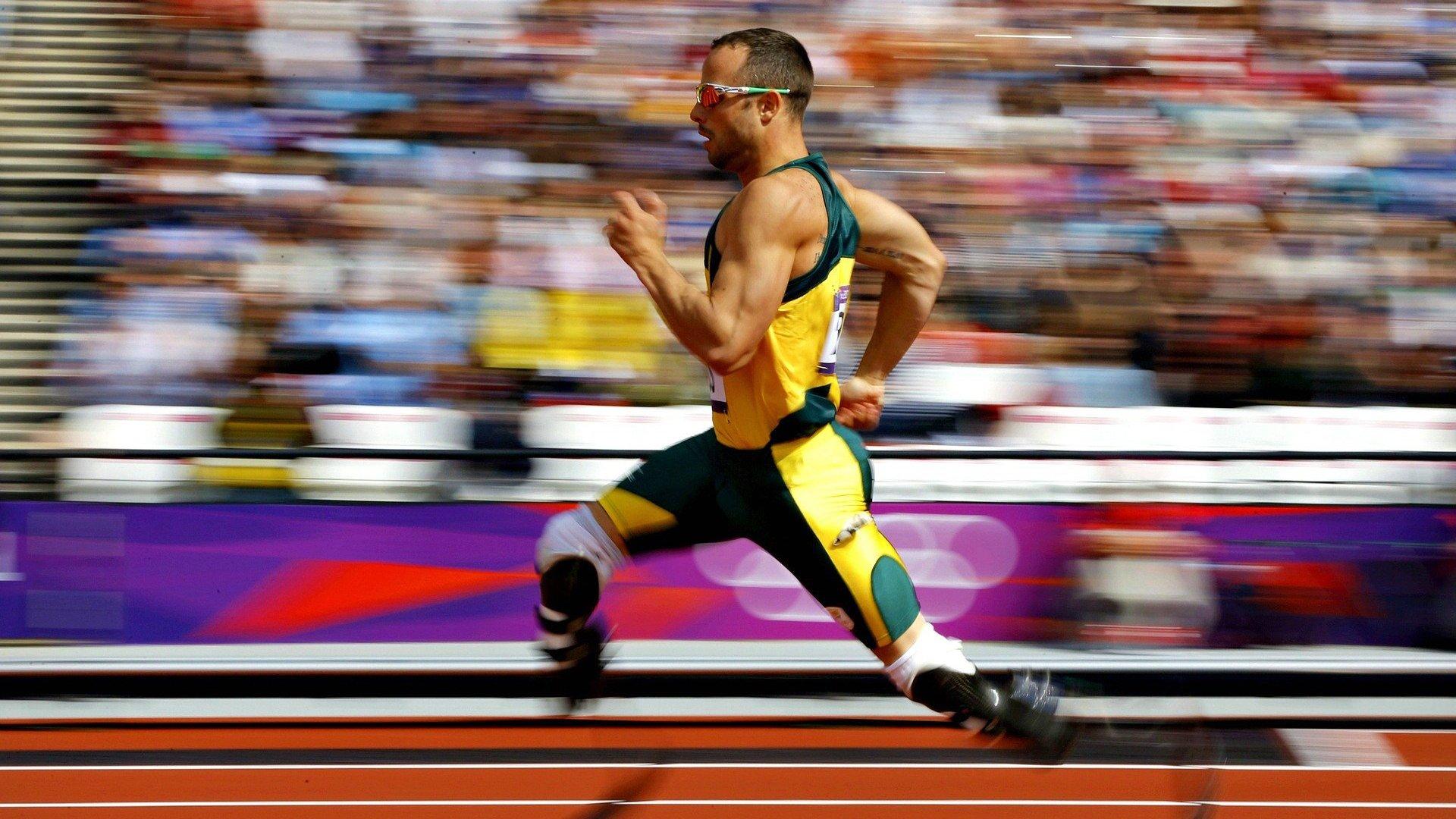 麦克托米奈争议防守引爆热议，球场上的拥抱是战术还是温情？