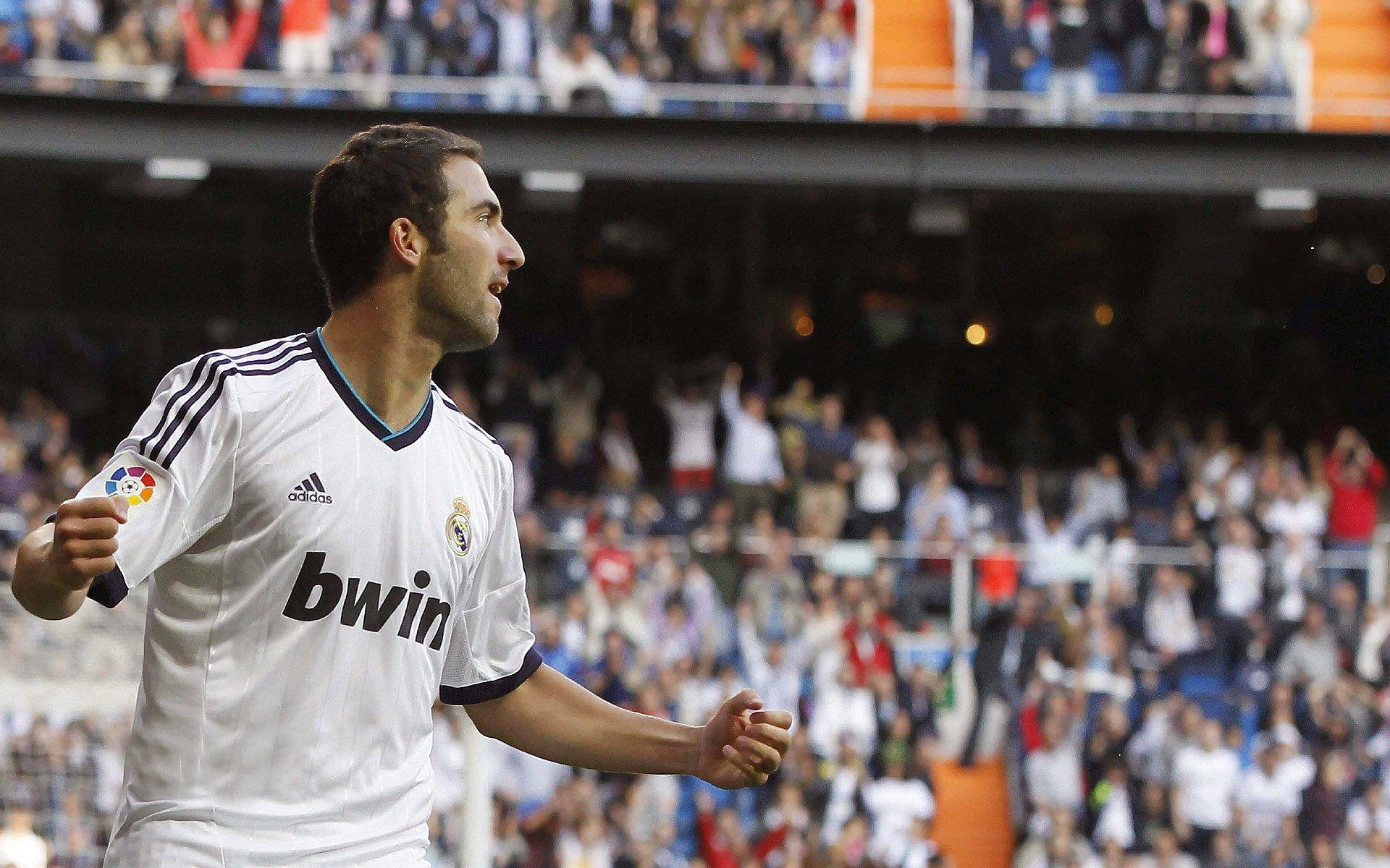 潇洒哥贝尔巴托夫经典停球瞬间,这脚停球,这表情,你爱了吗?