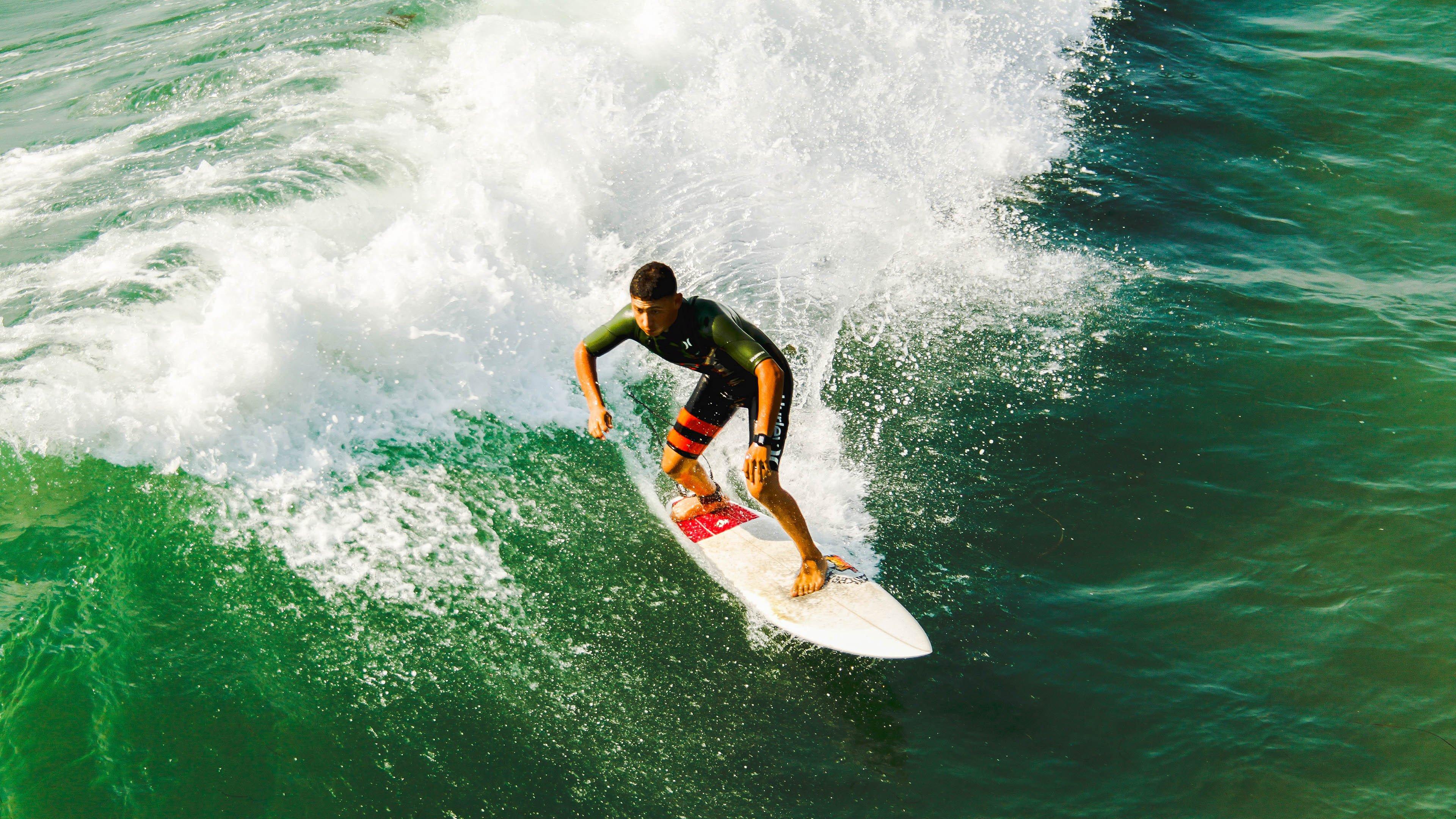 当一个腼腆的人被狂热的球迷包围.