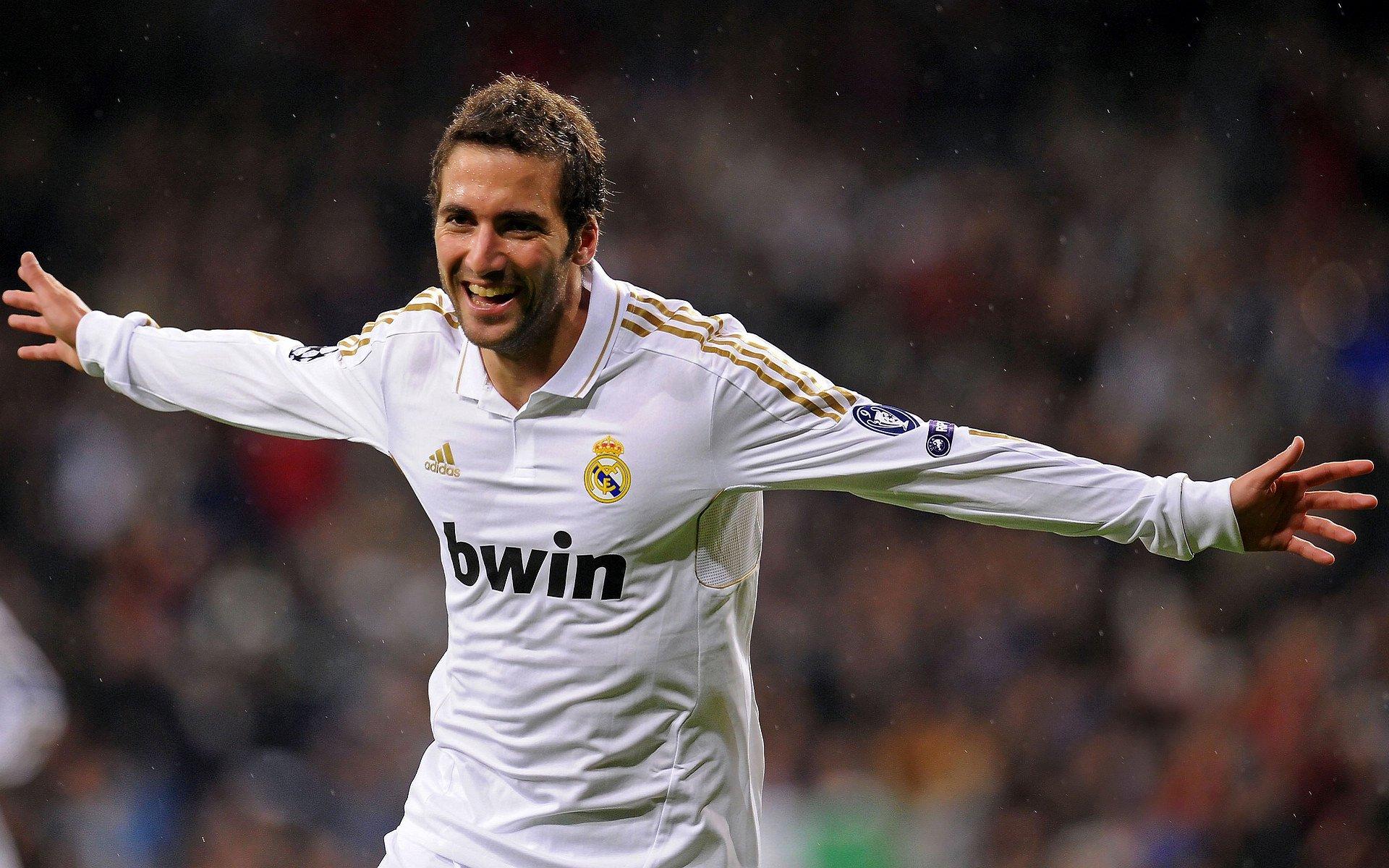 足坛男模时装周开幕，绿茵场外的颜值风暴席卷时尚界